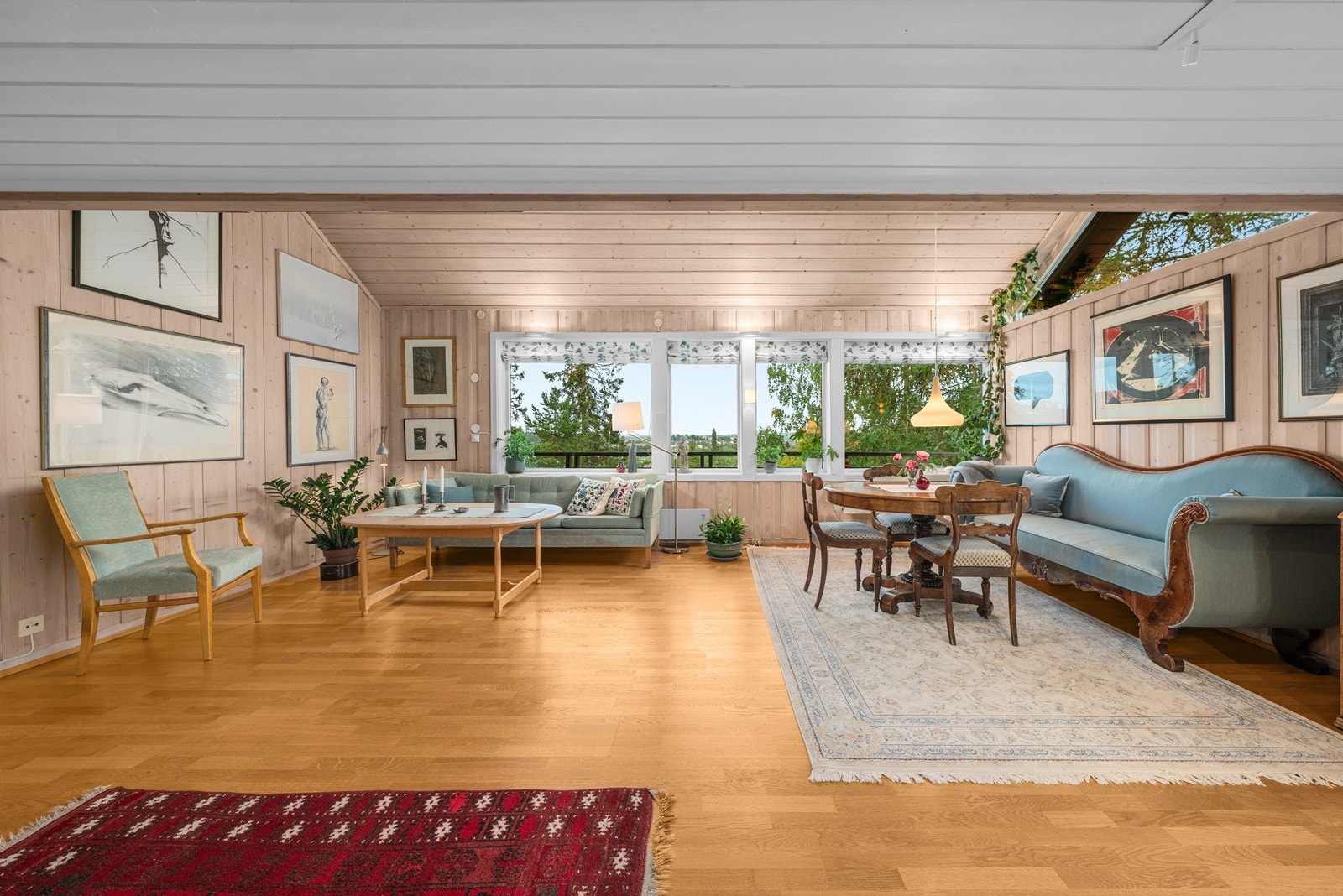 Rommet har god plass til flere sittegrupper, samt tv-møbel og spisebord. Galleribilde