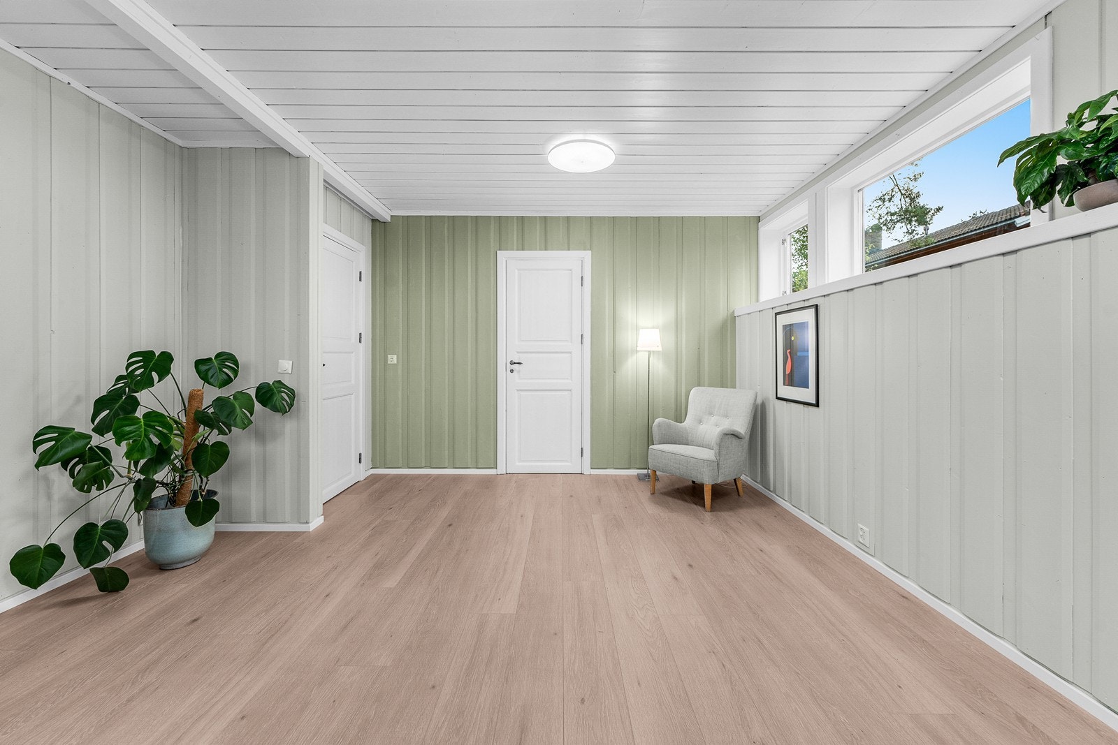Fra kjellerstuen er det dør til stor innvendig bod med gode oppbevaringsmuligheter. Galleribilde