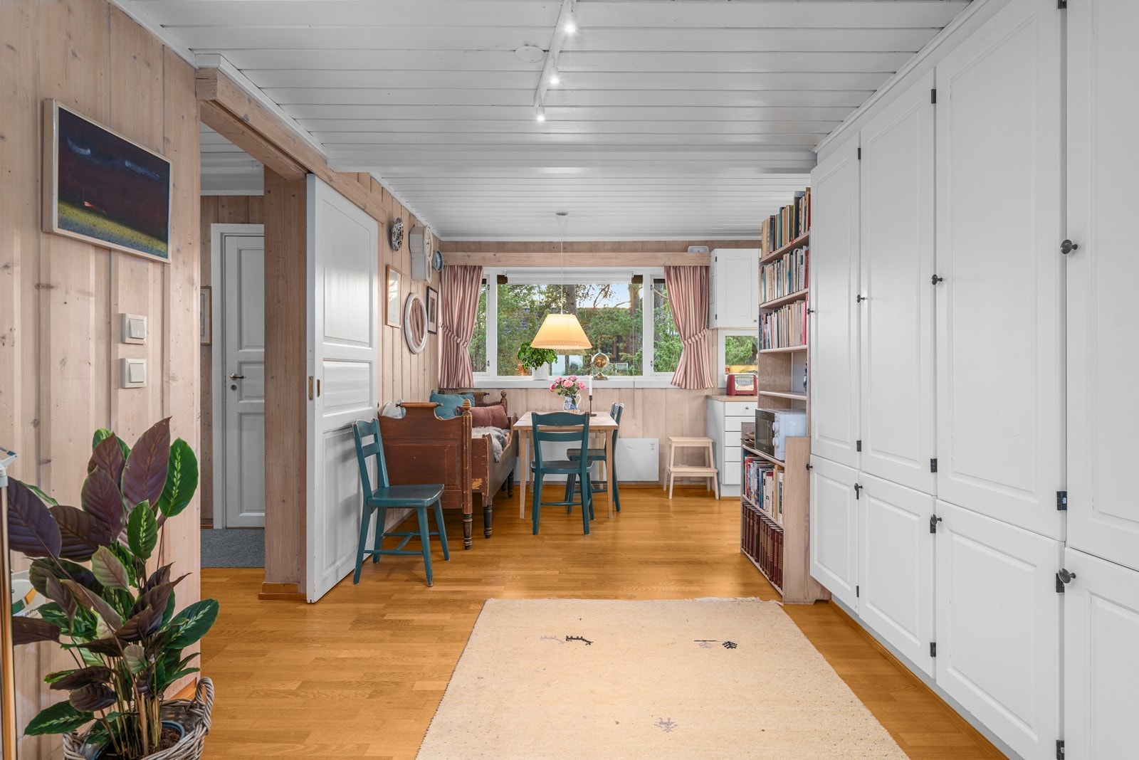 Kjøkkenet er delvis i åpen løsning mot stuen, og det er godt med oppbevaringsplass i skapinnredning ved kjøkkenet. Galleribilde