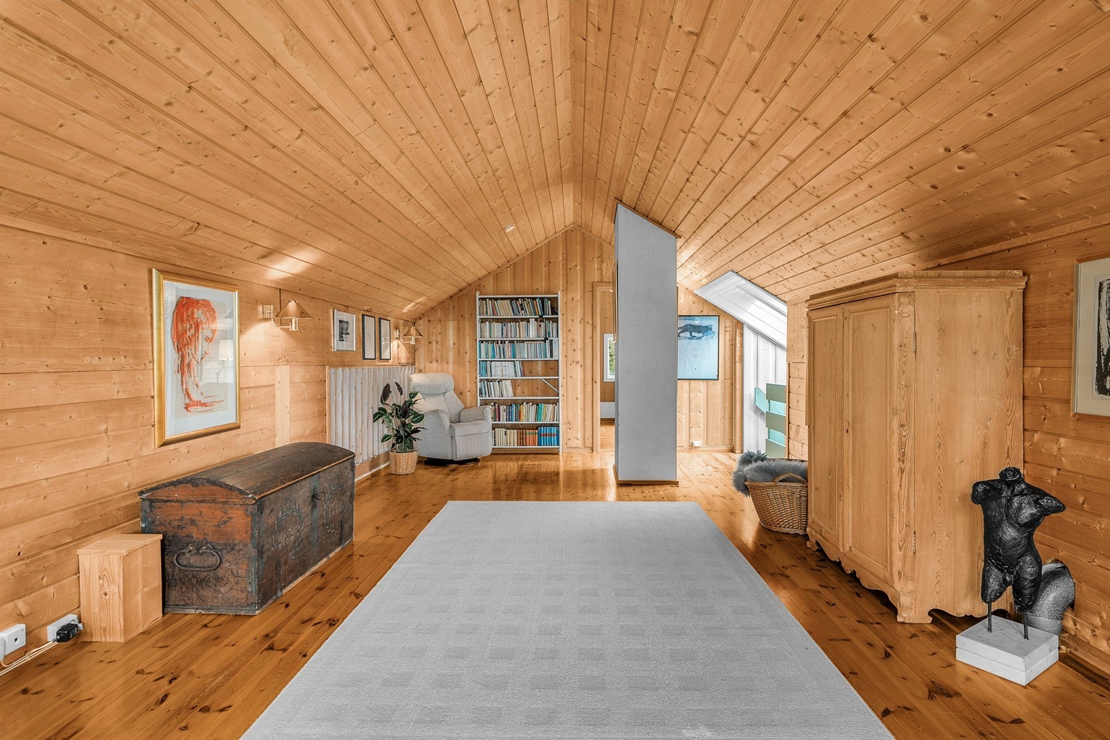Fra trappen kommer man opp til loftsetasjen. Galleribilde