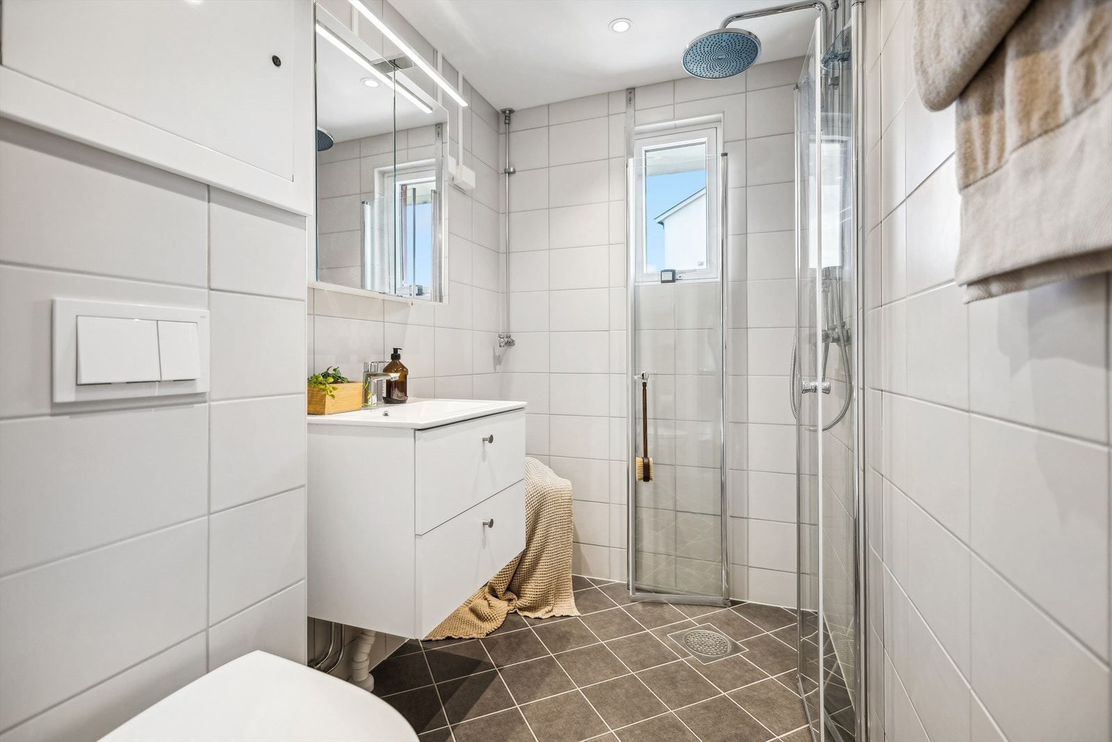 Flislagt baderom fra 2017 med elektriske varmekabler i gulv og downlights i himling. Galleribilde
