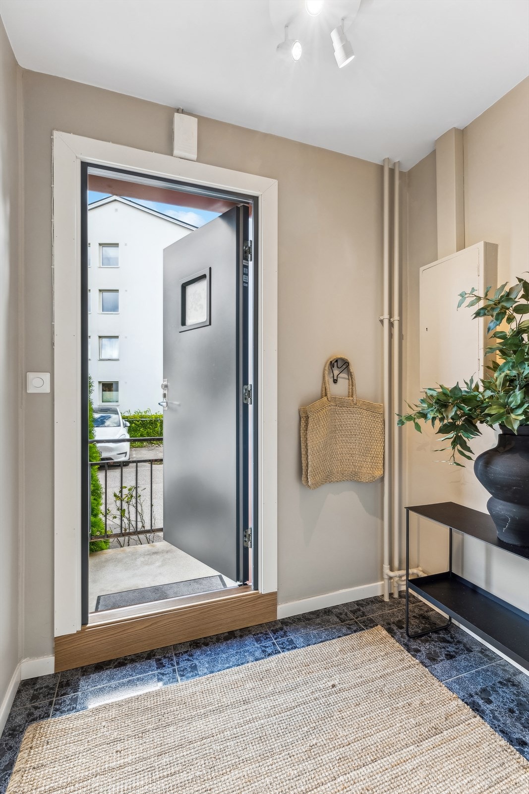 Her ønskes du velkommen inn til en innbydende og flislagt entré. Galleribilde
