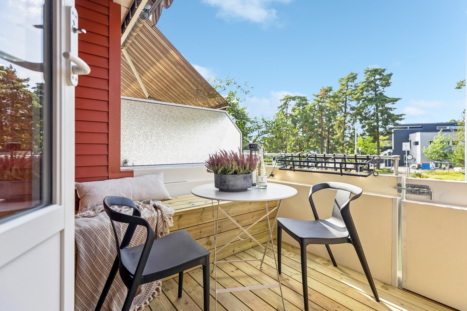 Det er god plass til ønsket utemøblement, grill og diverse beplantning. Galleribilde