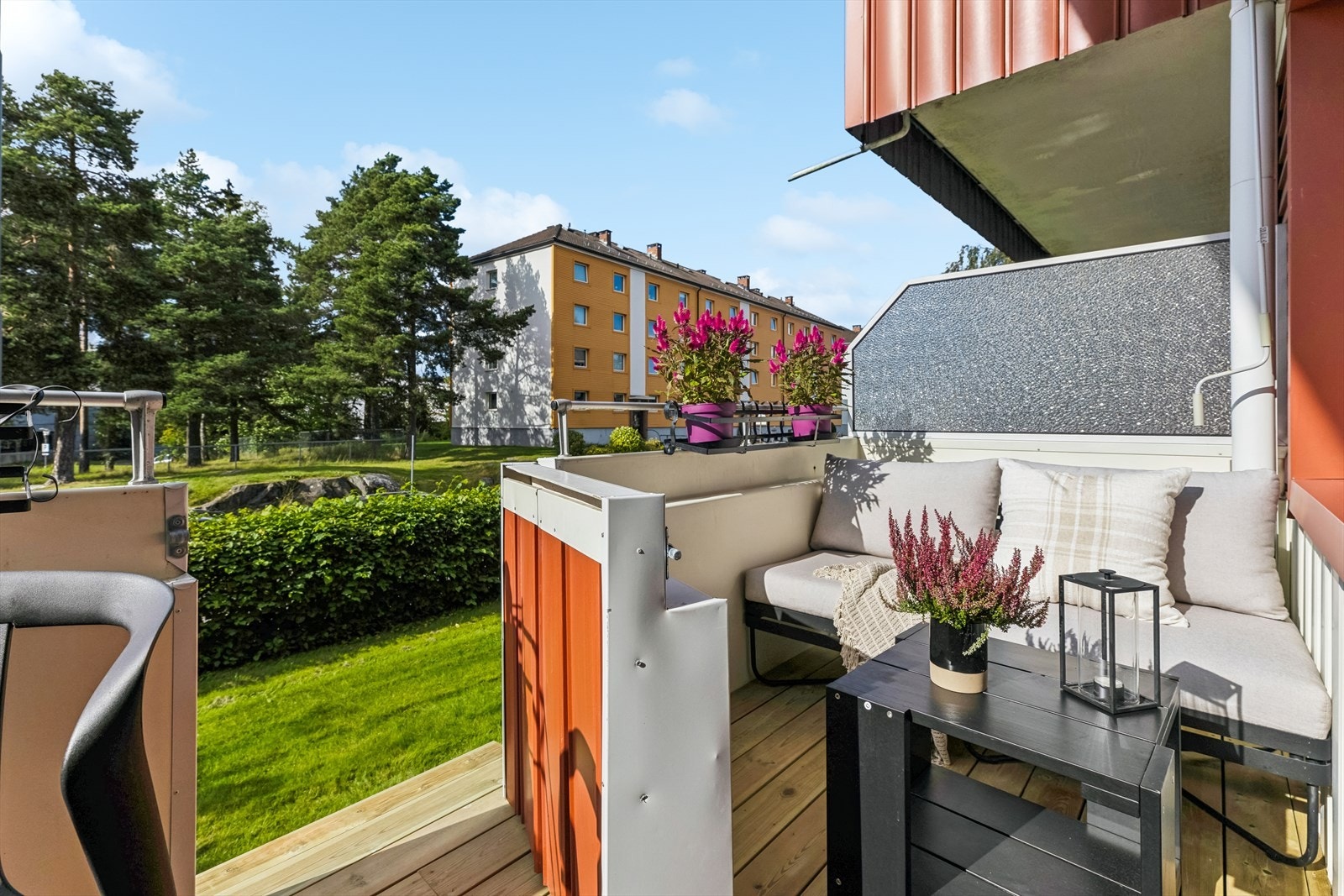 Fra stuen er det adkomst til en balkong på ca. 8 m² med trapp ned til felles hageareal. Galleribilde