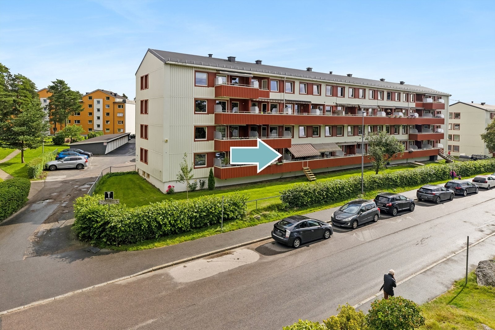 Leiligheten ligger sentralt til i et barnevennlig boligområde. Borettslaget har store, fine lekeplasser og det er kort og trygg skolevei til Oppsal skole. Galleribilde