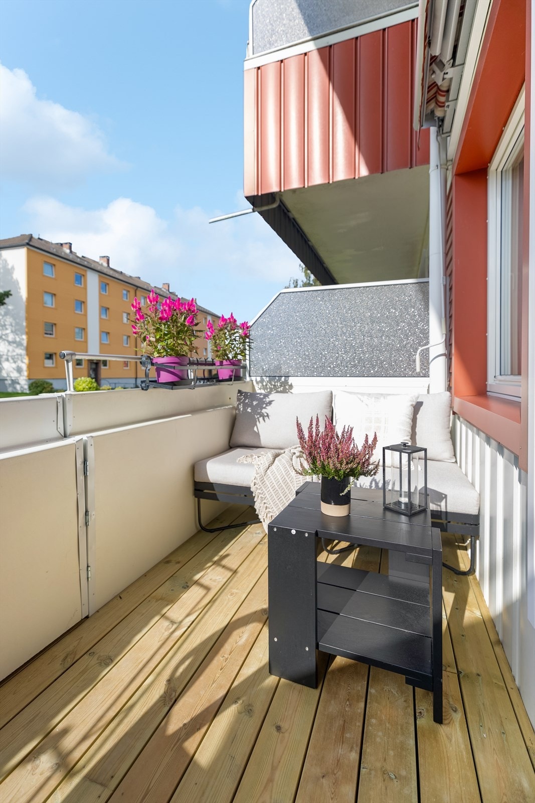 På balkongen kan ettermiddagssolen nytes. Galleribilde