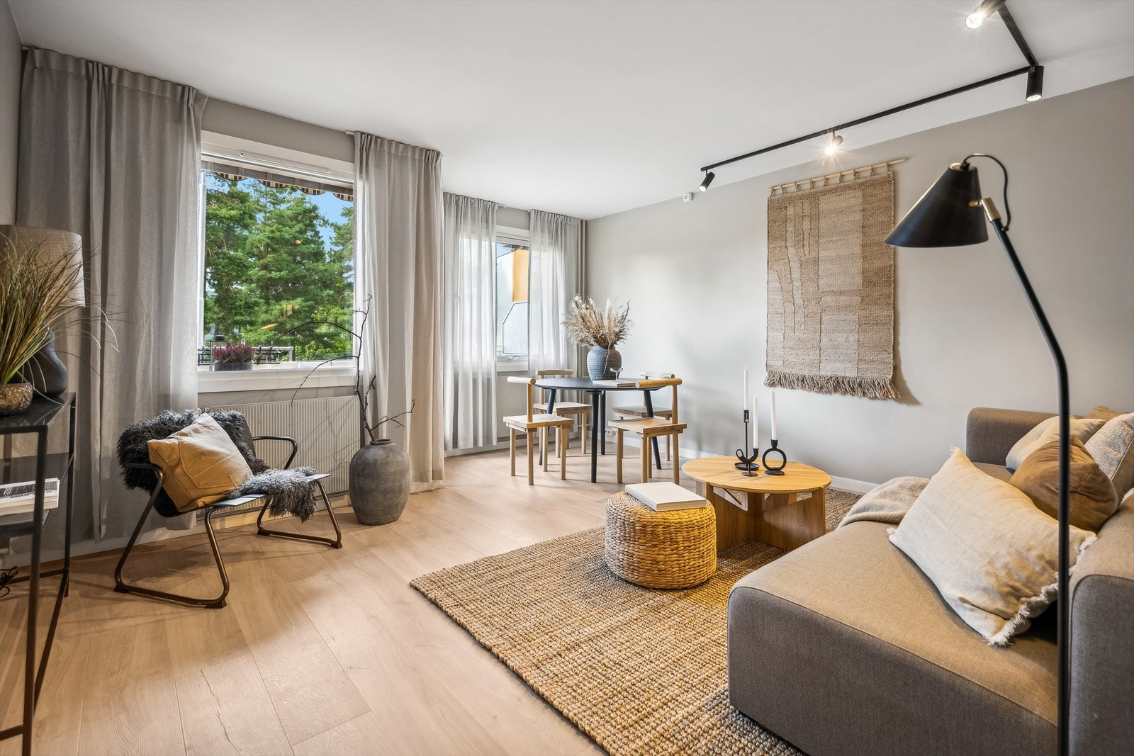 Lys, herlig stueavdeling med god møbleringsfrihet. Galleribilde