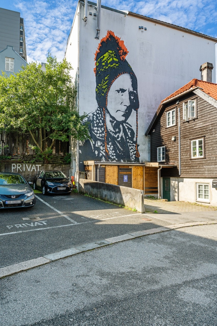 Tilhørende leiligheten er en fast parkering like ved boligblokken. Galleribilde