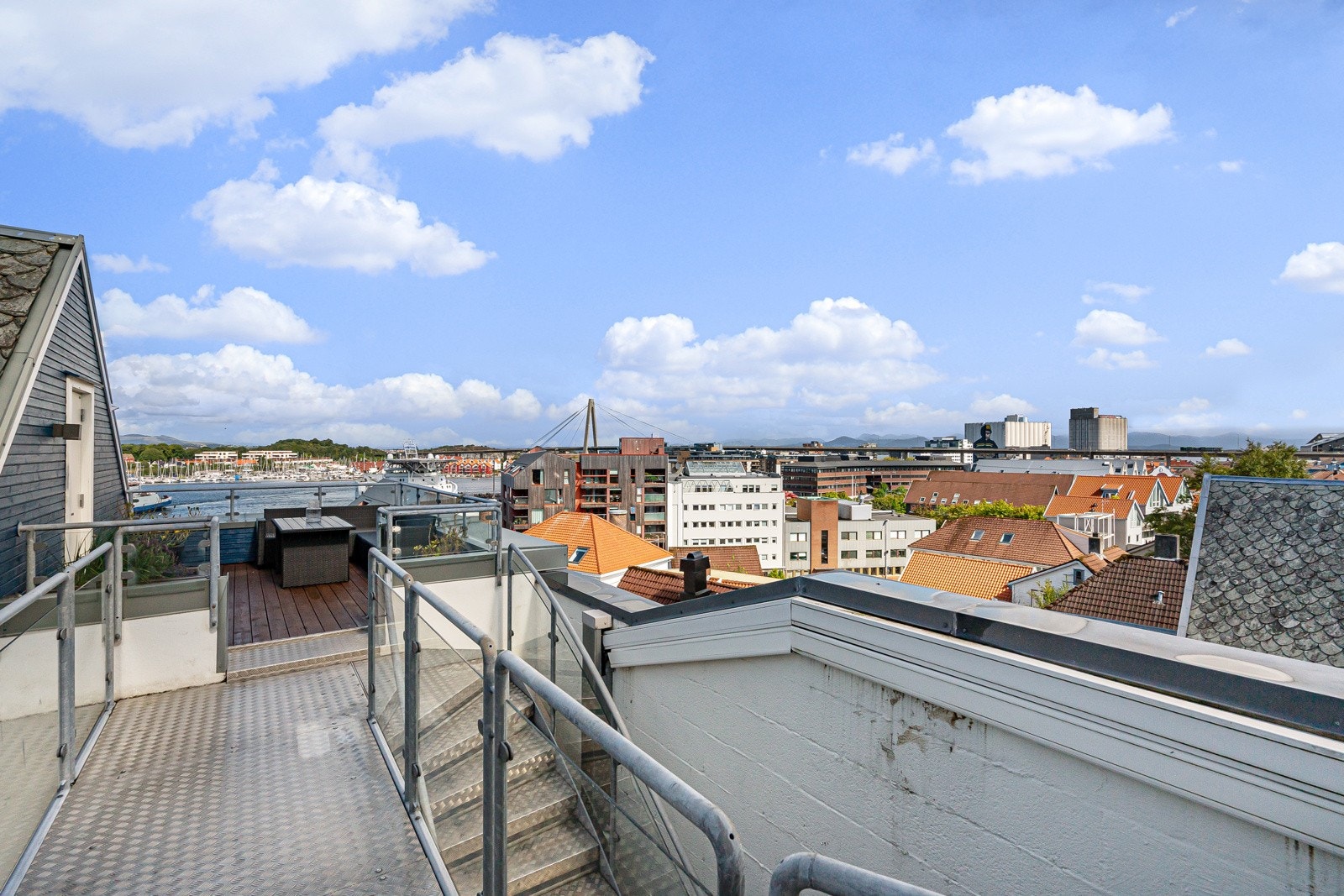 Her kan man nyte en fantastisk utsikt over sjø og nærmiljø. Galleribilde