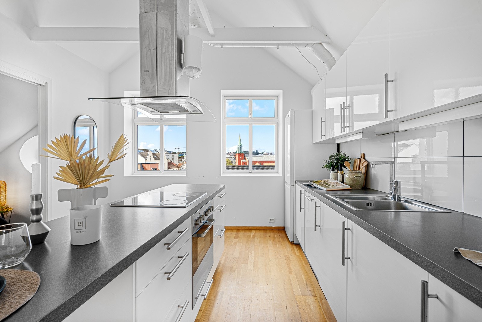 Kjøkkenet kan også skilte med rikelig skap- og benkeplass. Galleribilde