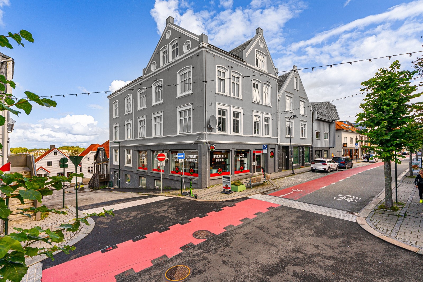 Tårngata 4 har en meget sentral beliggenhet kun 5 minutters gange eller noen få sykkeltråkk unna sentrumskjernen. Galleribilde