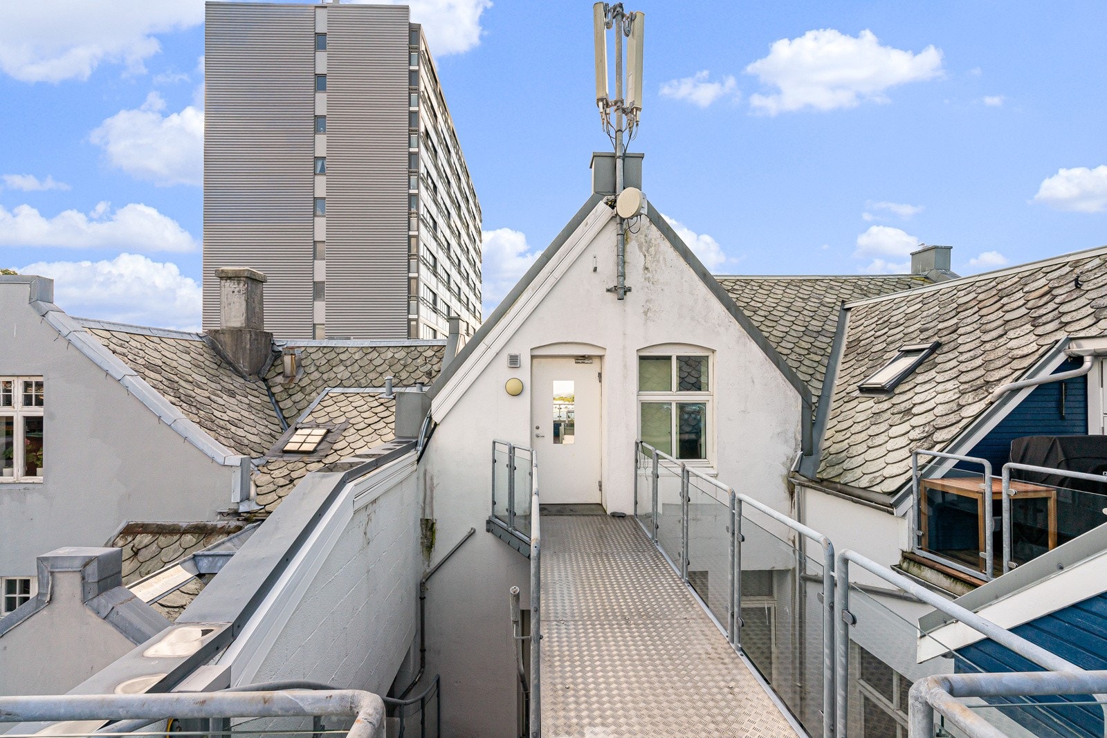 Fra boligen har man enkel tilkomst til borettslaget sin felles takterrasse. Galleribilde