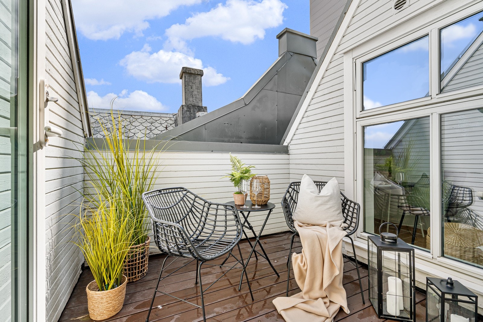 Balkongen kan fint møbleres og er perfekt for å nyte solen. Galleribilde