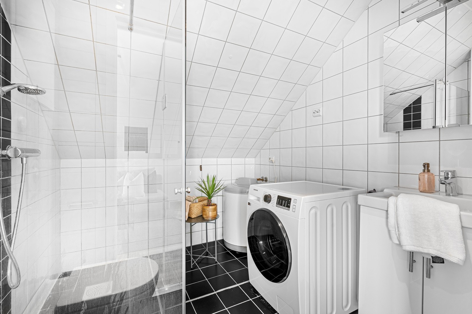 Helfliset bad med varmekabler i gulv. Galleribilde