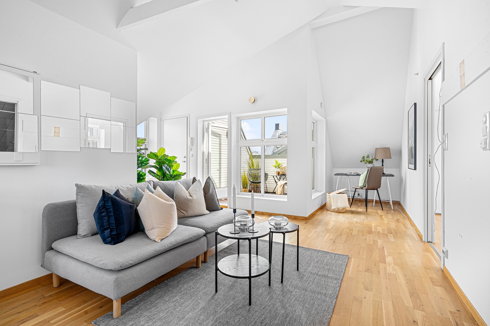 Størrelsen på stuen gjør det enkelt å møblere i ulike soner med sittegruppe og spisegruppe. Galleribilde