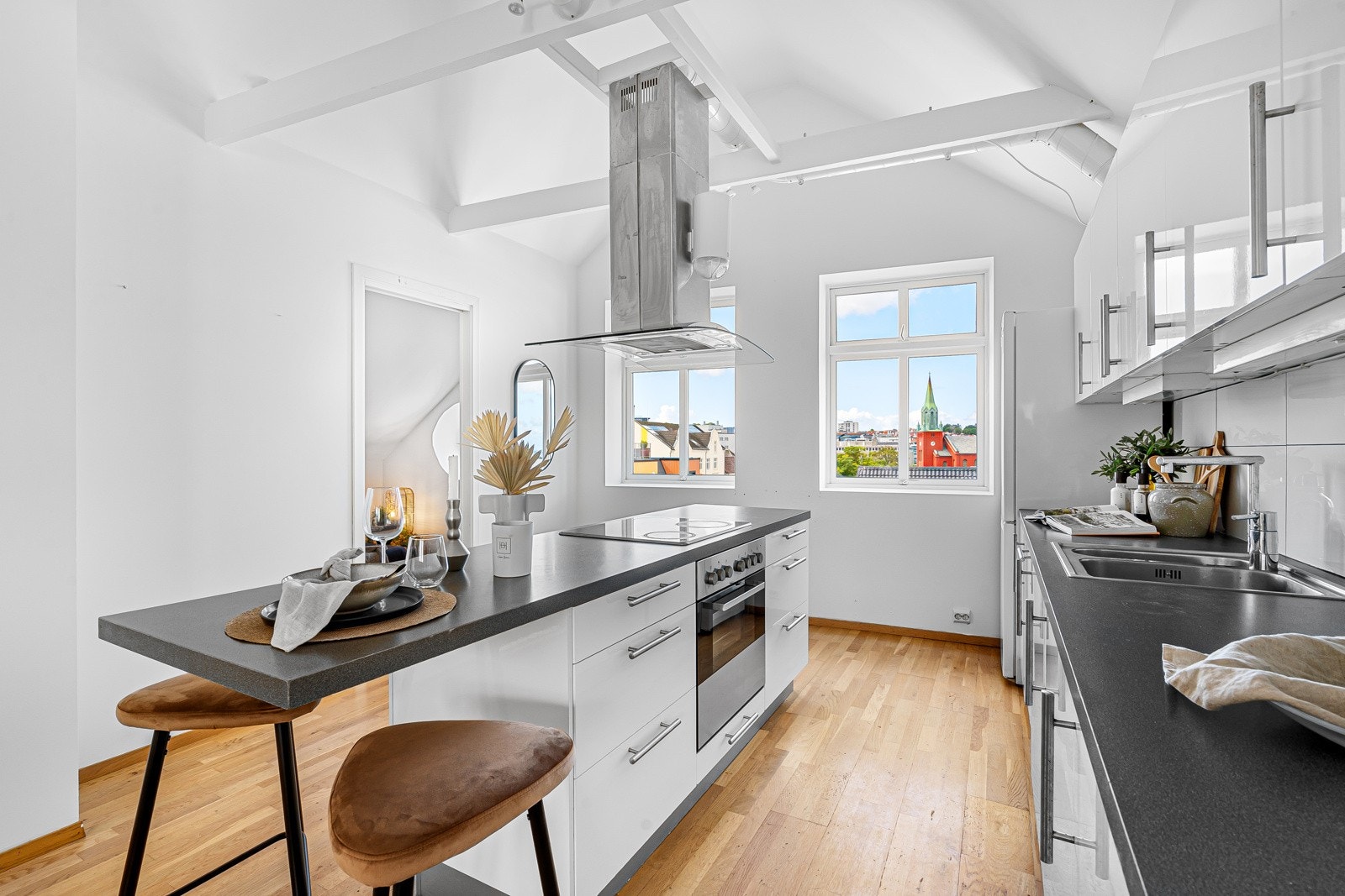 Her kan vi tilby en svært gjennomført leilighet med gjennomgående god standard og moderne løsninger i fokus. Leiligheten er for tiden ubebodd og ledig for en kort overtagelse. Galleribilde