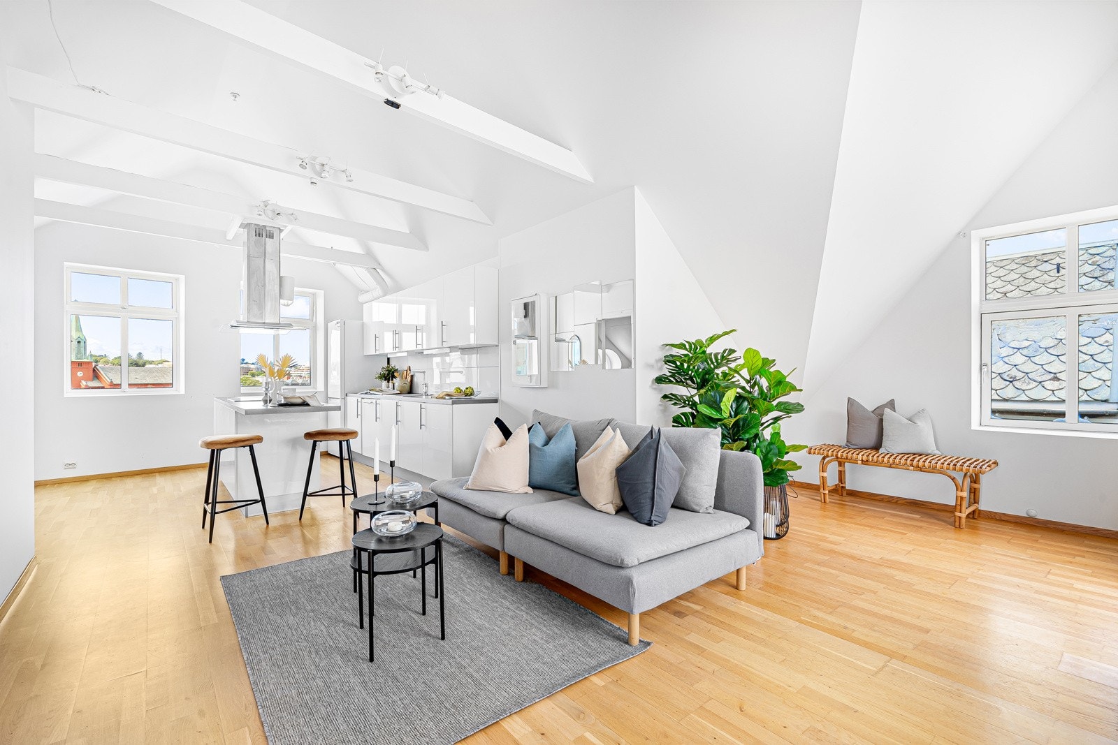 Velkommen inn! Leiligheten har en sosial og luftig atmosfære med stue og kjøkken i åpen løsning. Galleribilde