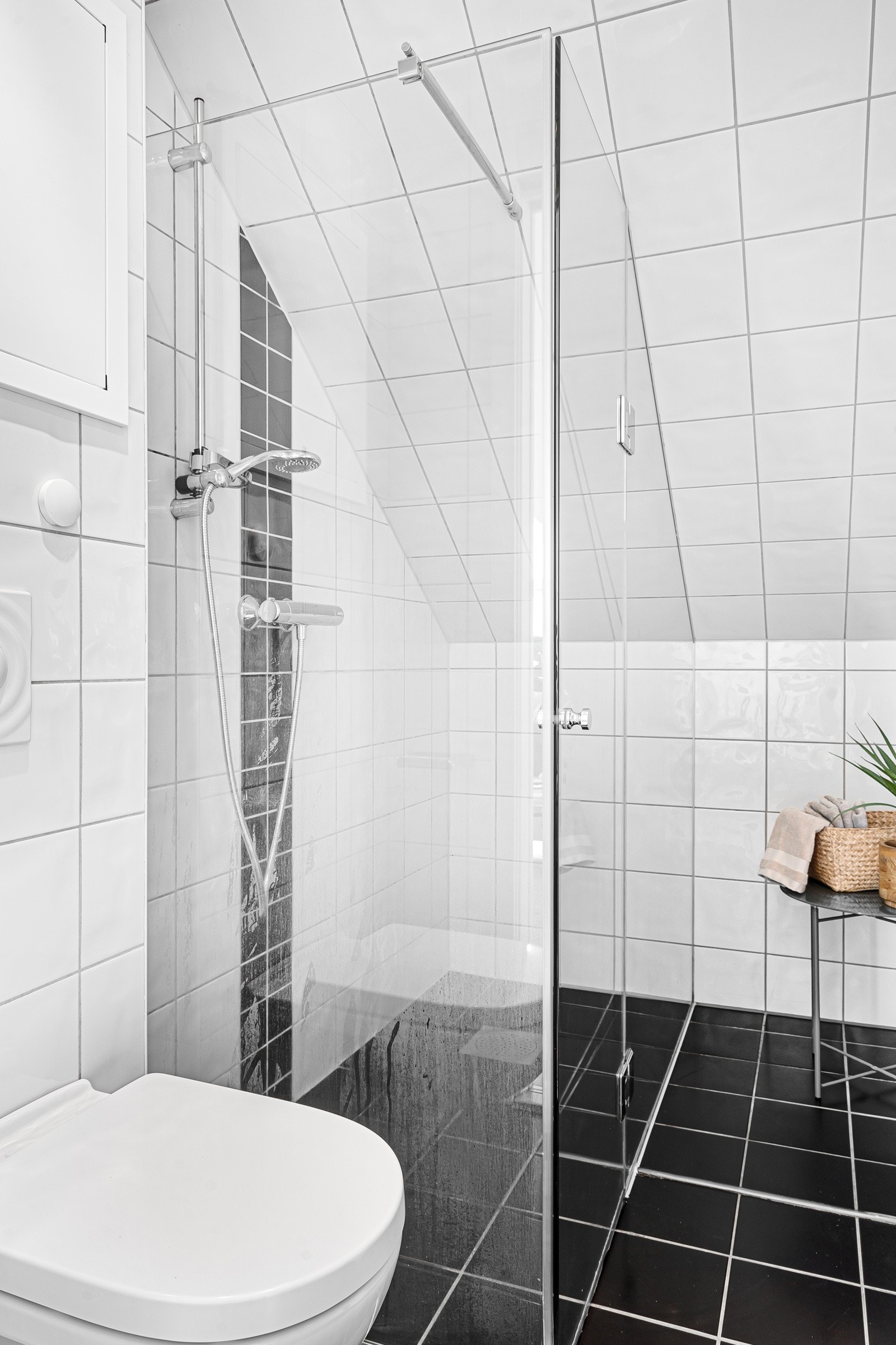 Badet innehar moderne baderomsinnredning med vegghengt toalett, servant i møblement, samt romslig dusjhjørne. Galleribilde