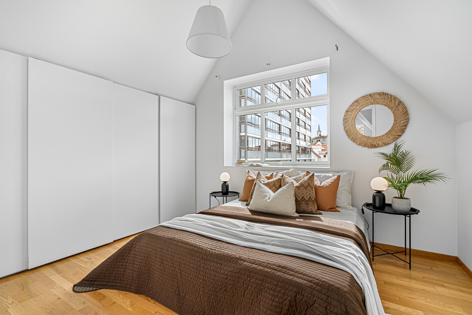 Hovedsoverommet er av god størrelse med plass til ønsket seng og innredning. Galleribilde