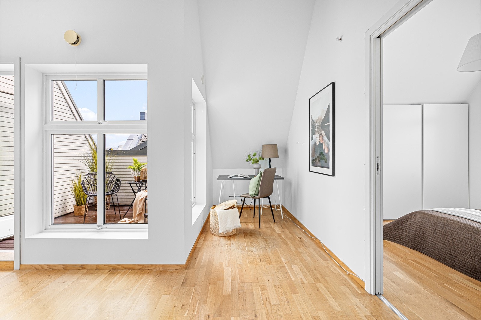 Gjennomgående i leiligheten er store vindusflater som gir rikelig med naturlig lysinnslipp. Galleribilde