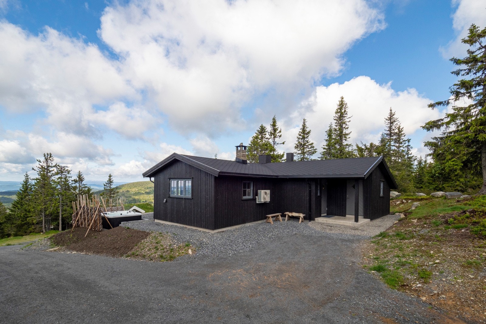 Hytta er renovert og fremstår meget tiltalende og moderne Galleribilde