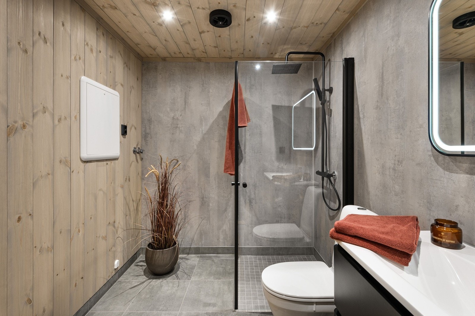 Nyrenovert hovedbad i 2024. Her er det fliser på gulv med varme og baderomsplater på vegger. Galleribilde