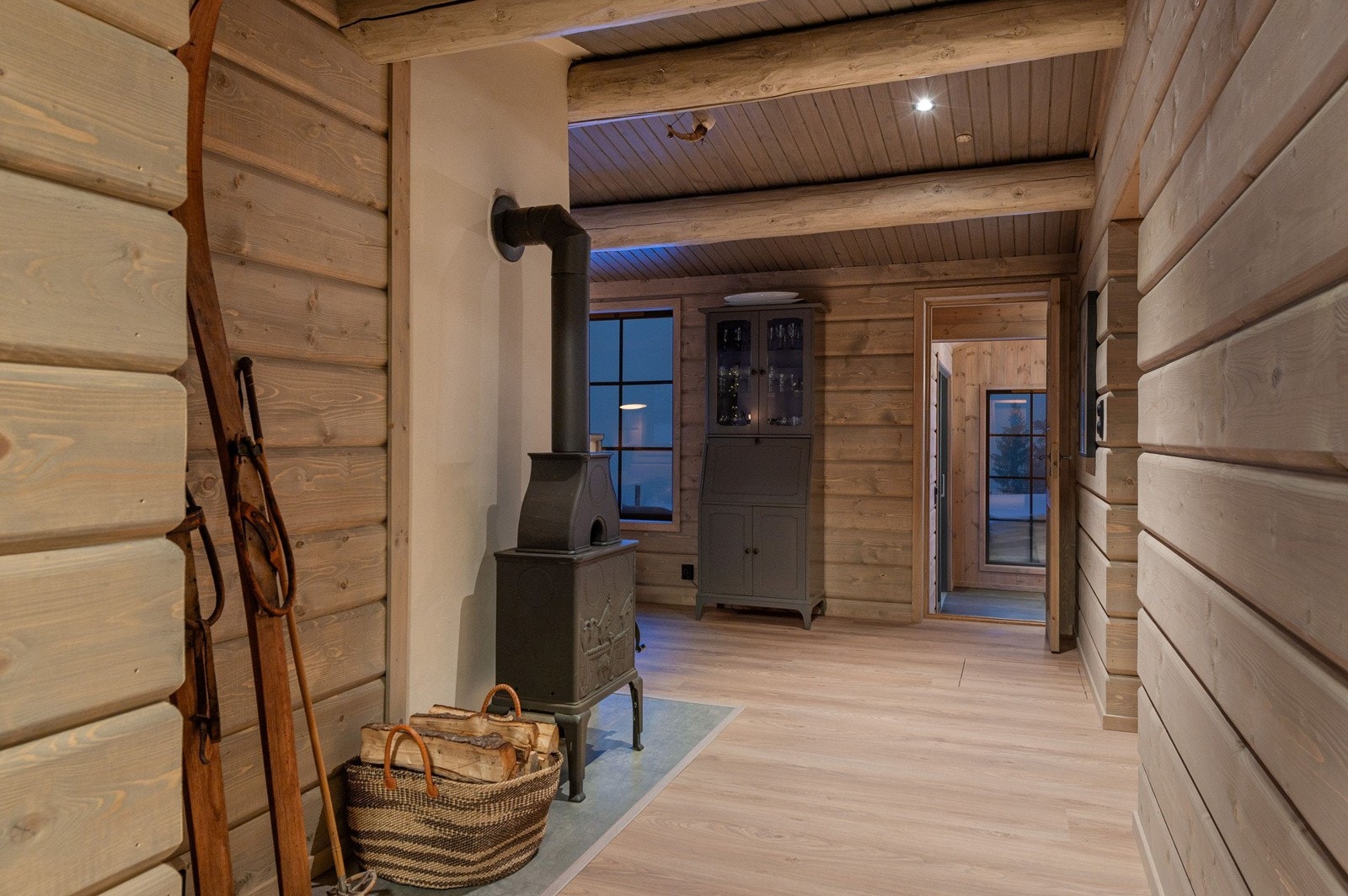 Velkommen inn i en romslig entré- i entréen er det fliser med varme i gulv Galleribilde