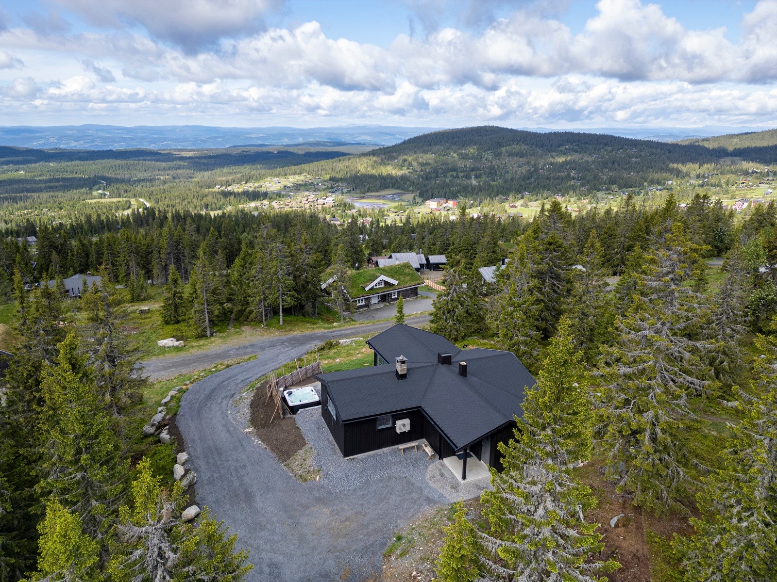 Fantastisk beliggenhet øverst i Skihyttevegen med en stor eiet tomt! Galleribilde