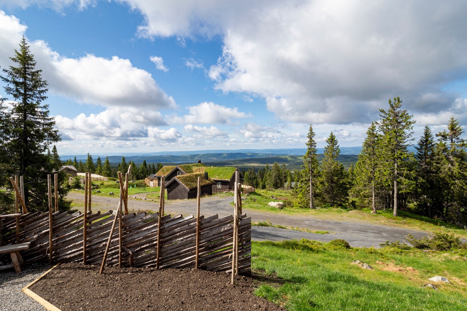 Fritt beliggende eiendom som grenser mot friarealer - fantastisk utsikt fra en skjermet tomt Galleribilde