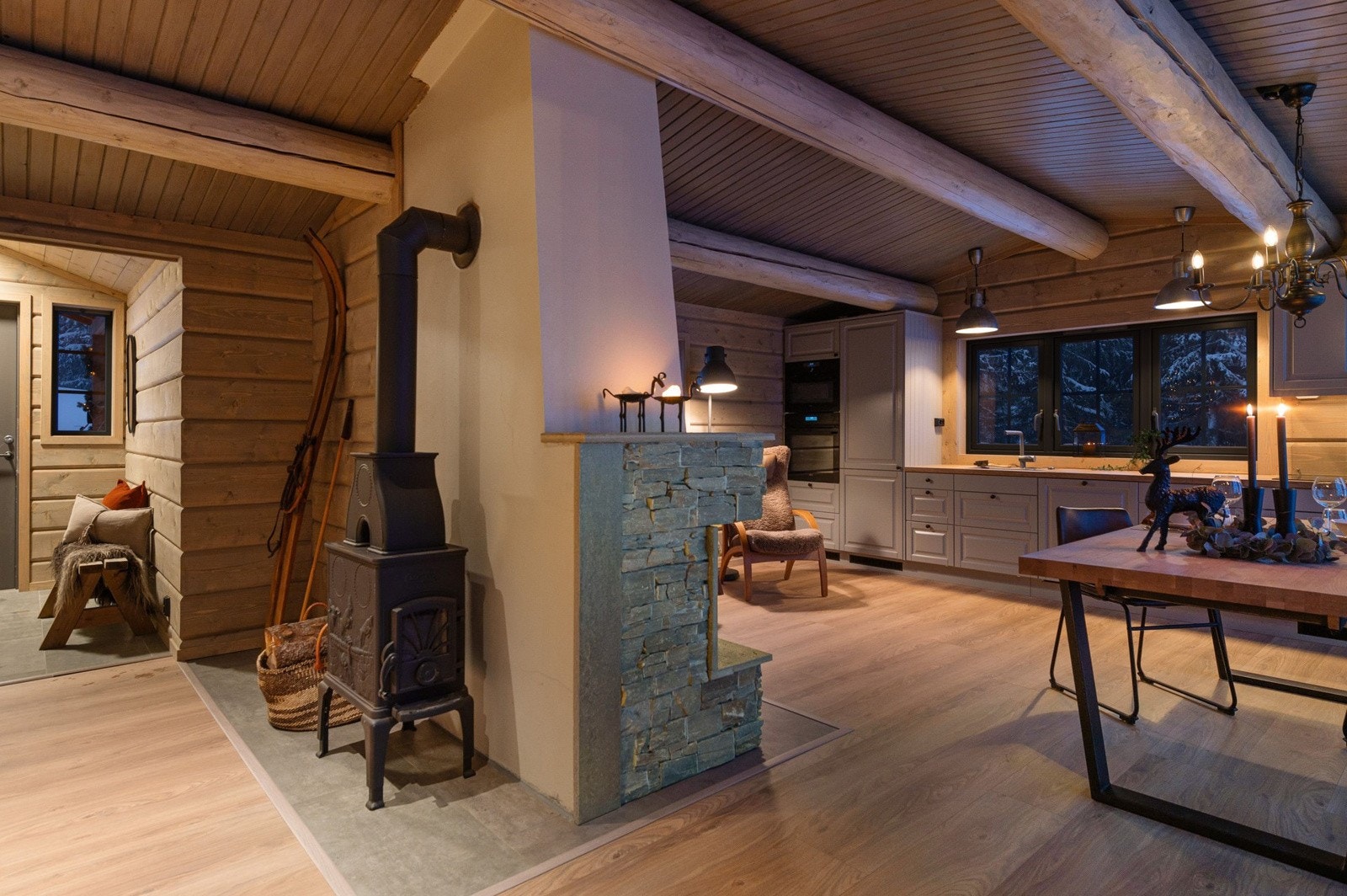 Hytta har et romslig kjøkken med tilhørende spisestue Galleribilde