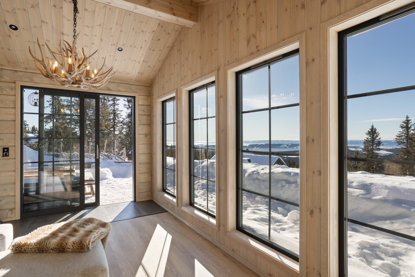 Fra stuen er det utgang til uteområde med jacuzzi Galleribilde