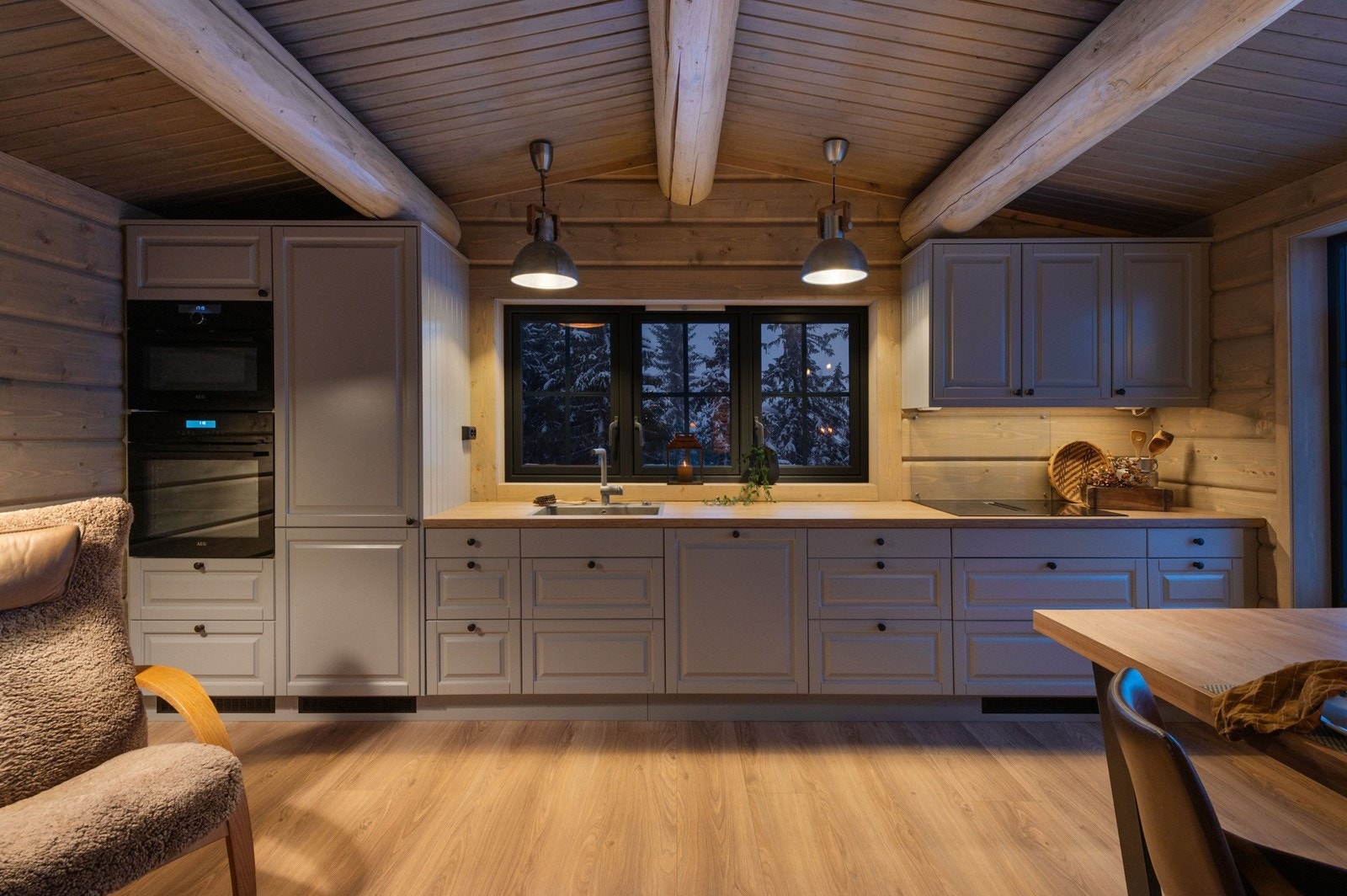 Godt utnyttet kjøkken med integrerte hvitevarer Galleribilde