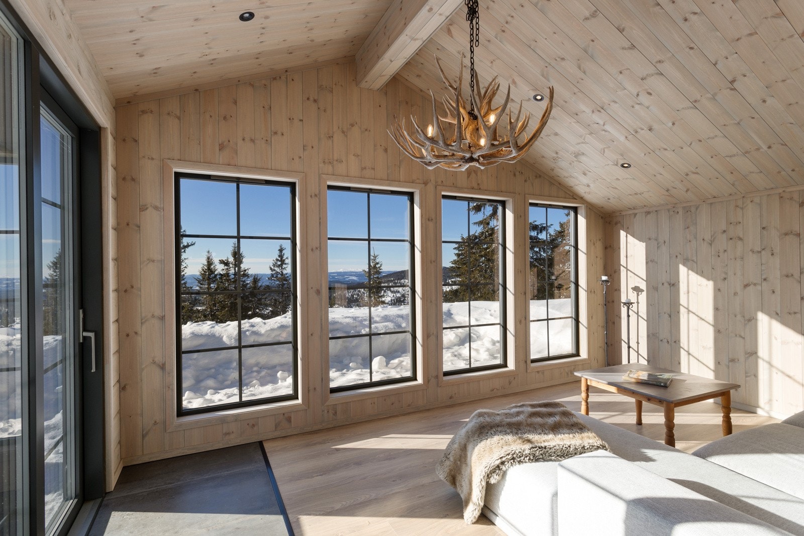 Hytta har en flott tilbygget stue med god takhøyde - fra stuen er det fantastisk utsikt og utgang til uteområde Galleribilde