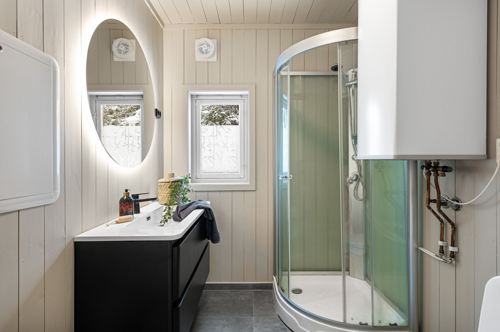 Bad nr. 2- her er det oppusset med nye fliser og ny moderne innredning Galleribilde