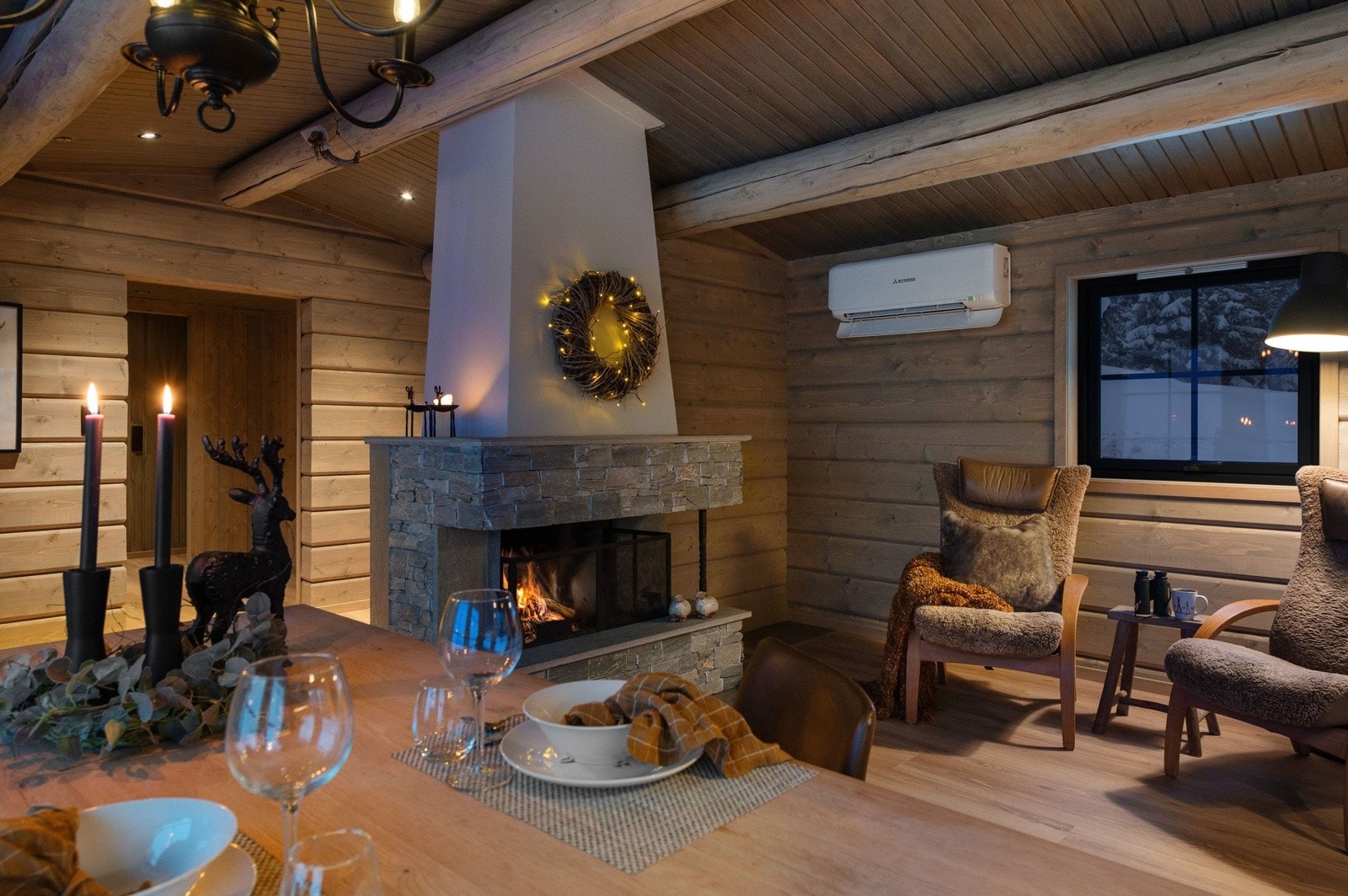 Flott peis som gir en lun og behagelig stemning i hytta - i tillegg er det varmepumpe på veggen Galleribilde