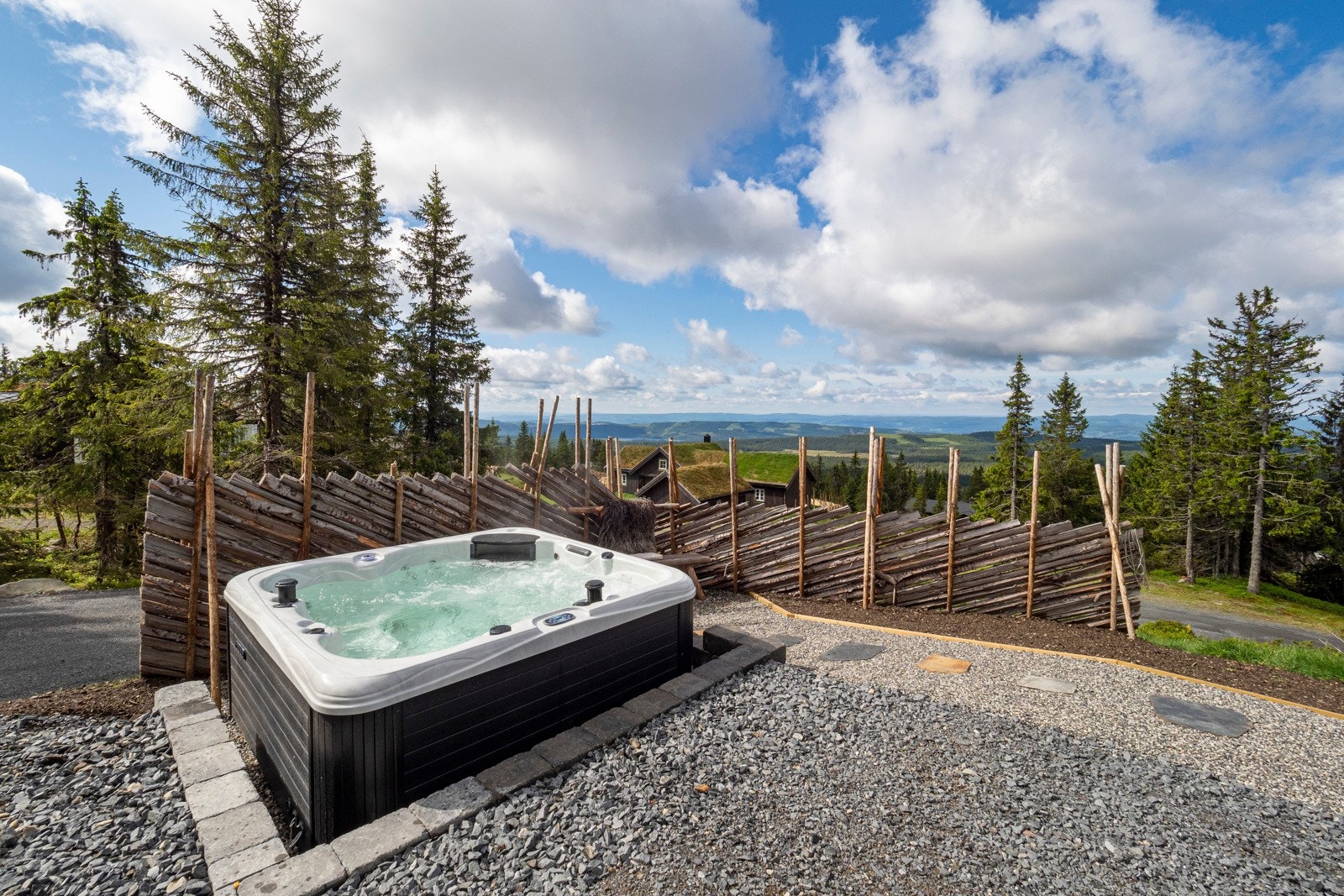 Flott utsikten med god solgang - flott opparbeidet uteområde med jacuzzi Galleribilde