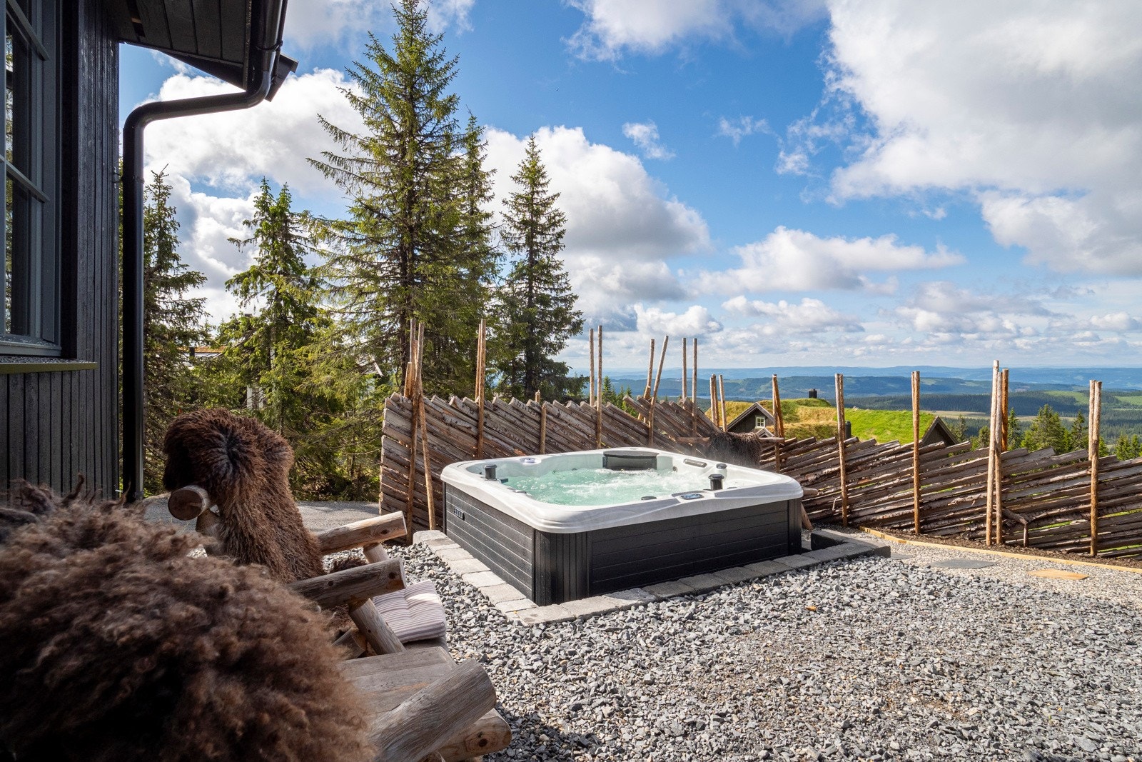 Flott opparbeidet uteområde med jacuzzi, skigard, heller og plen/beplantning Galleribilde