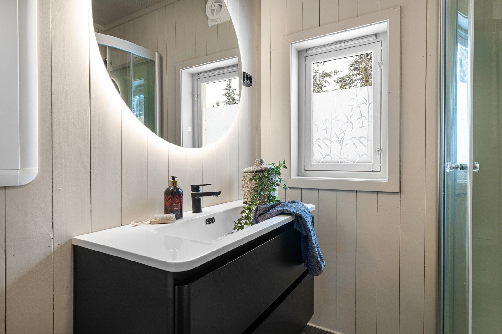 Flott og ny innredning og speil med dimbar belysning Galleribilde