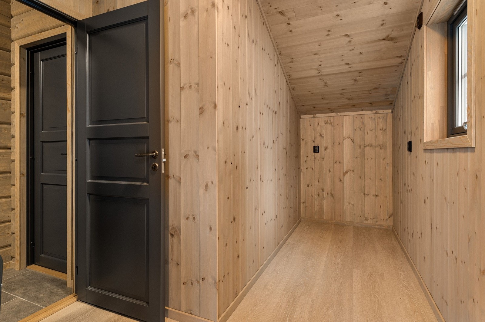 Egen skibod med egen inngang - flott til oppbevaring og smøring av ski Galleribilde