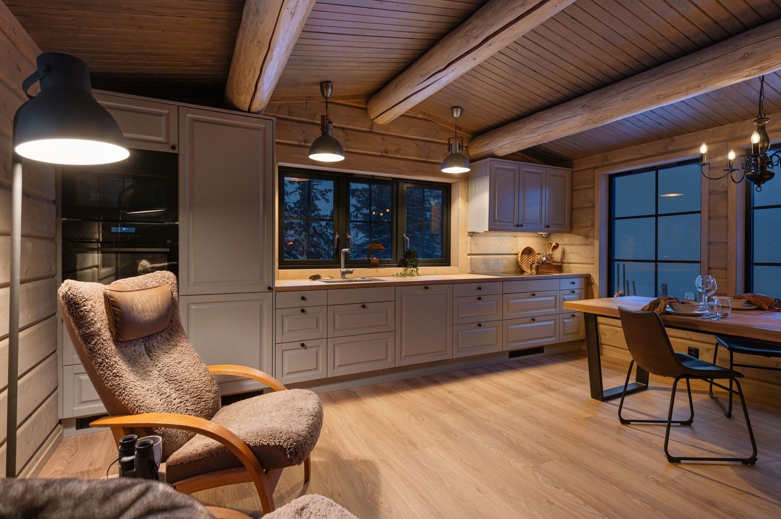 Flott og nyere kjøkken med godt med skapplass - på kjøkkenet er det også godt med vindusflater Galleribilde