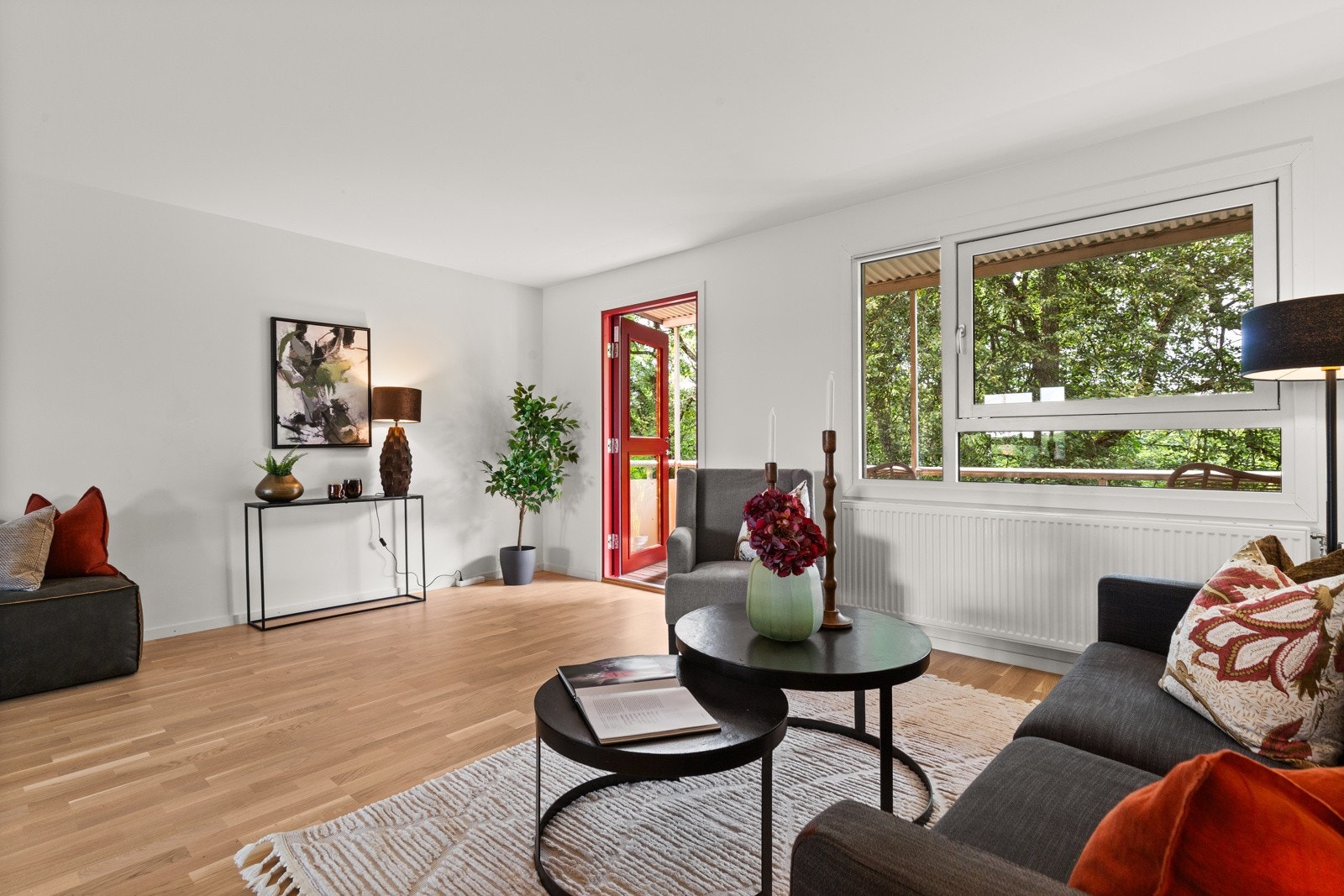 Stue med gjennomgående lys og utgang til balkong som vender mot Den Engelske Park. Galleribilde