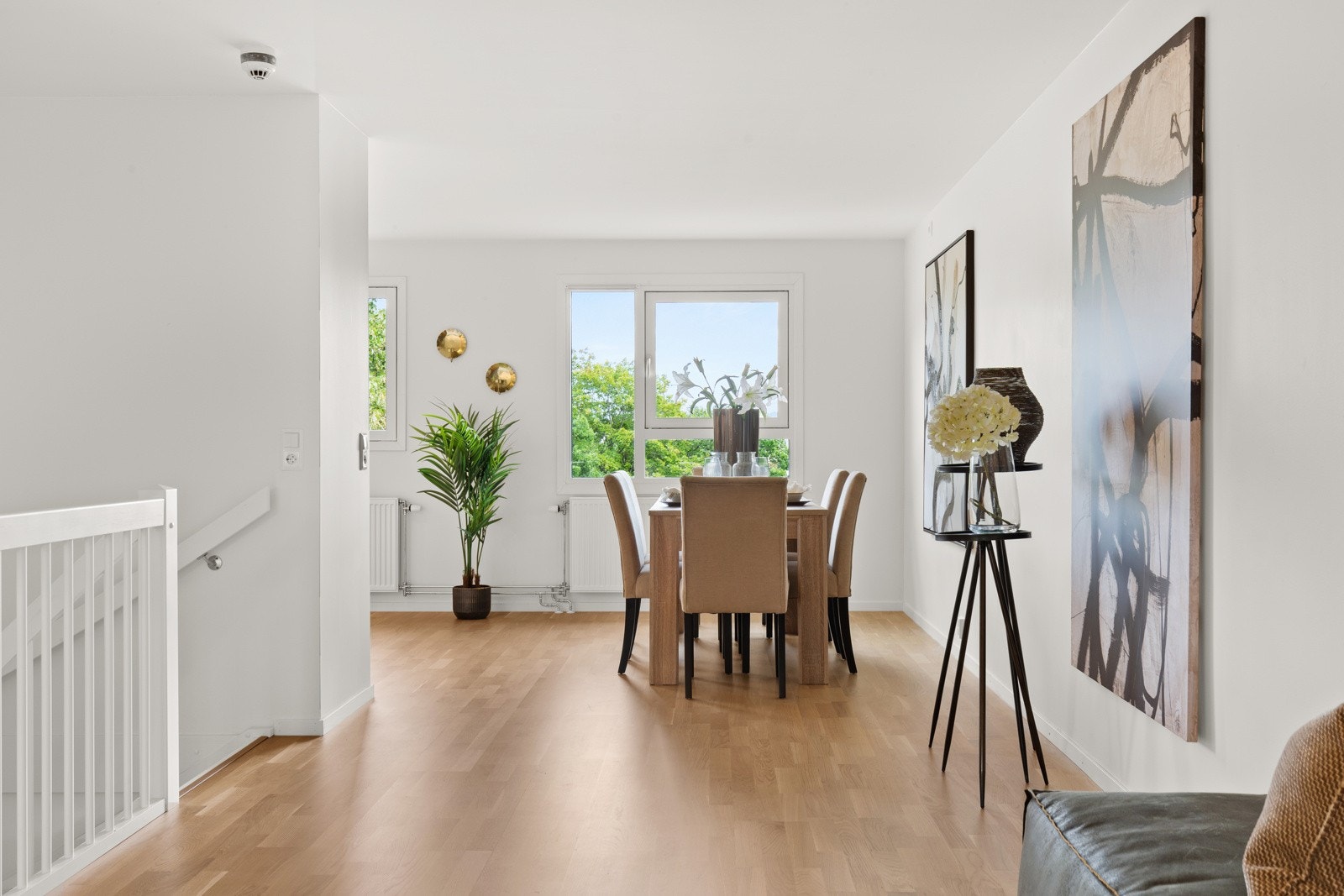 Gjennomgående lys mellom stue og kjøkken. Galleribilde