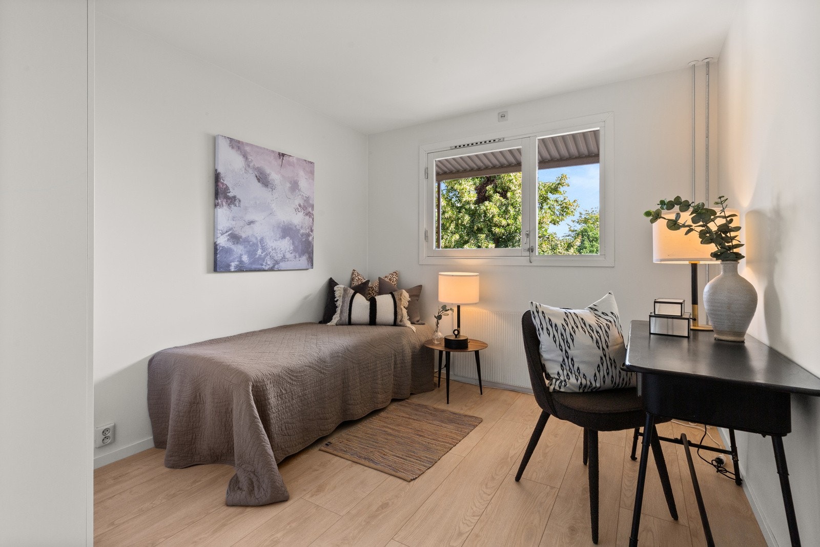 Soverom 2 er også av god størrelse med plass til seng og ønsket møblement. Galleribilde