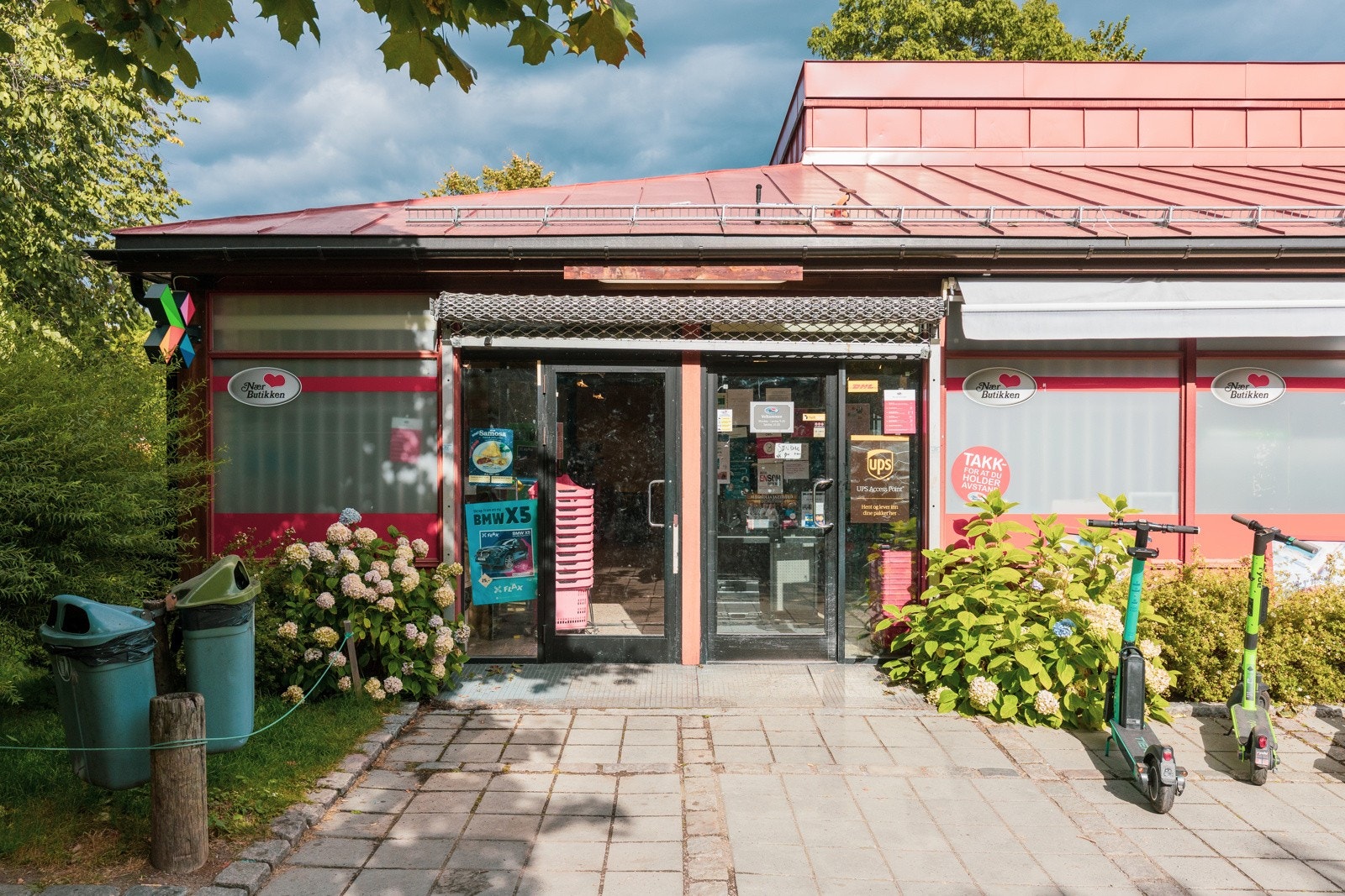 Nærbutikken på Øvre Silkestrå er en kort gåtur gjennom Den Engelske Park eller på gangvei rundt parken. Galleribilde