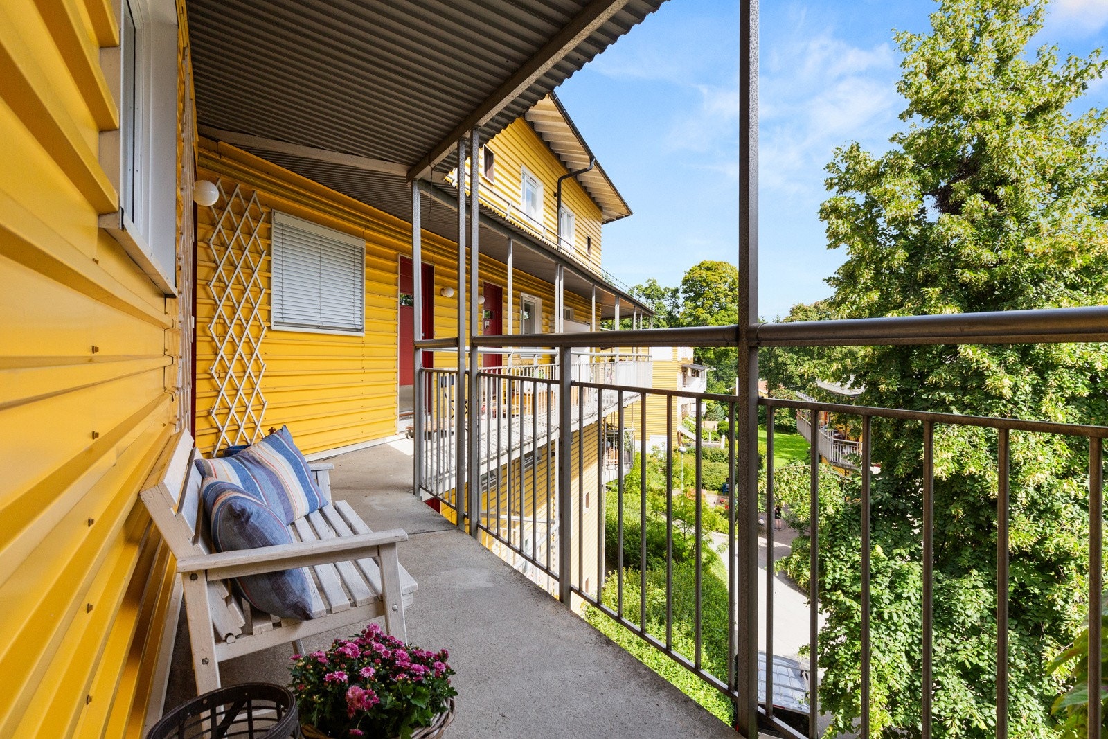 Fin plass på svalgang med morgen- formiddagssol. Galleribilde