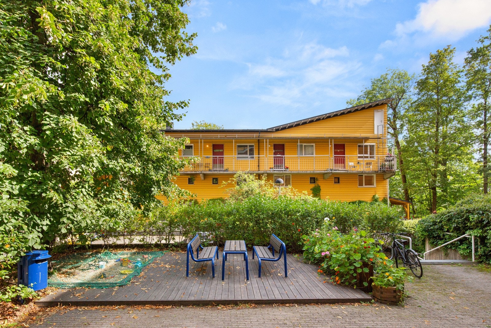 Hyggelig sittegruppe og sandkasse utenfor blokken. Galleribilde