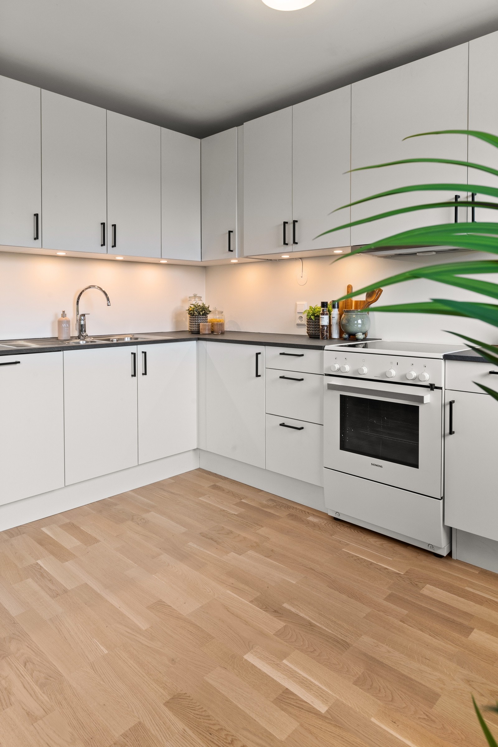 Nytt pent kjøkken med innredning fra Sigdal. Galleribilde