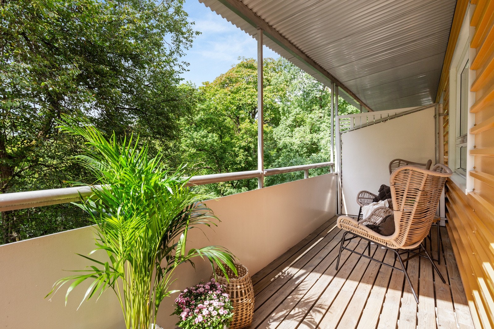 Fra stuen er det utgang til en usjenert balkong med sol fra tidlig ettermiddag til kveld. Flott utsikt til yrende fugleliv og ekorn i trekronene. Galleribilde