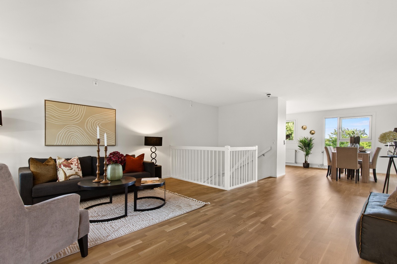 Stue og kjøkken i delvis åpen løsning. Galleribilde