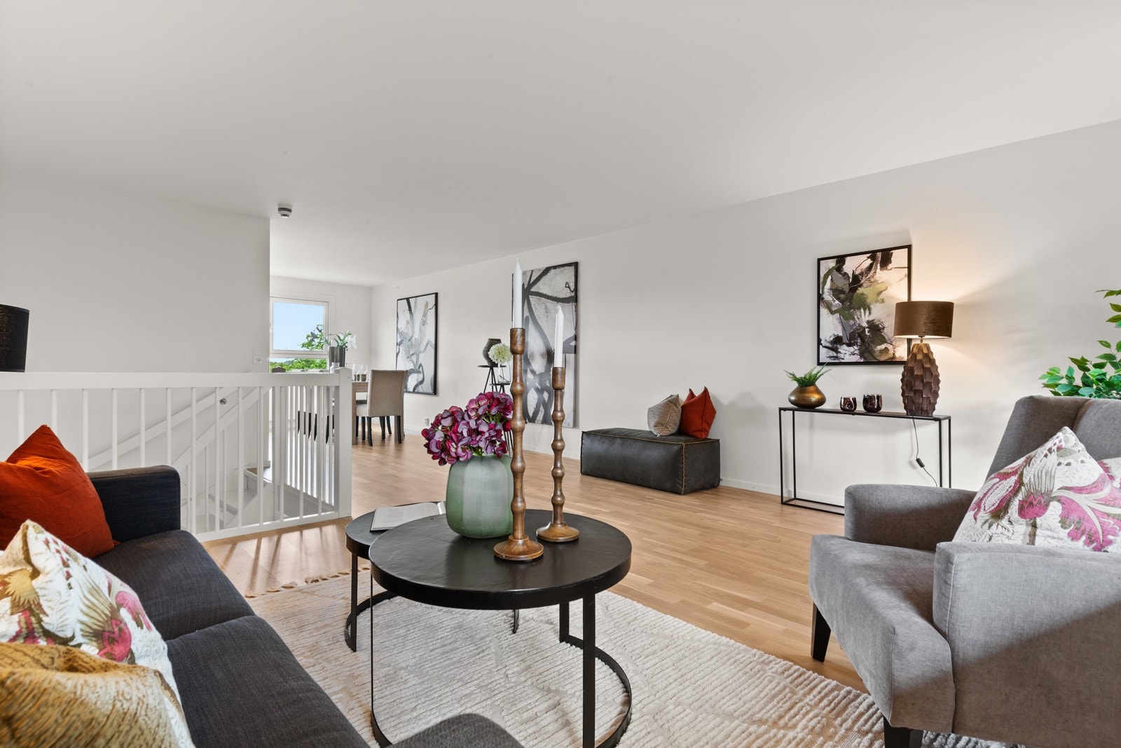 Koselig stue med god plass til diverse møbler. Galleribilde